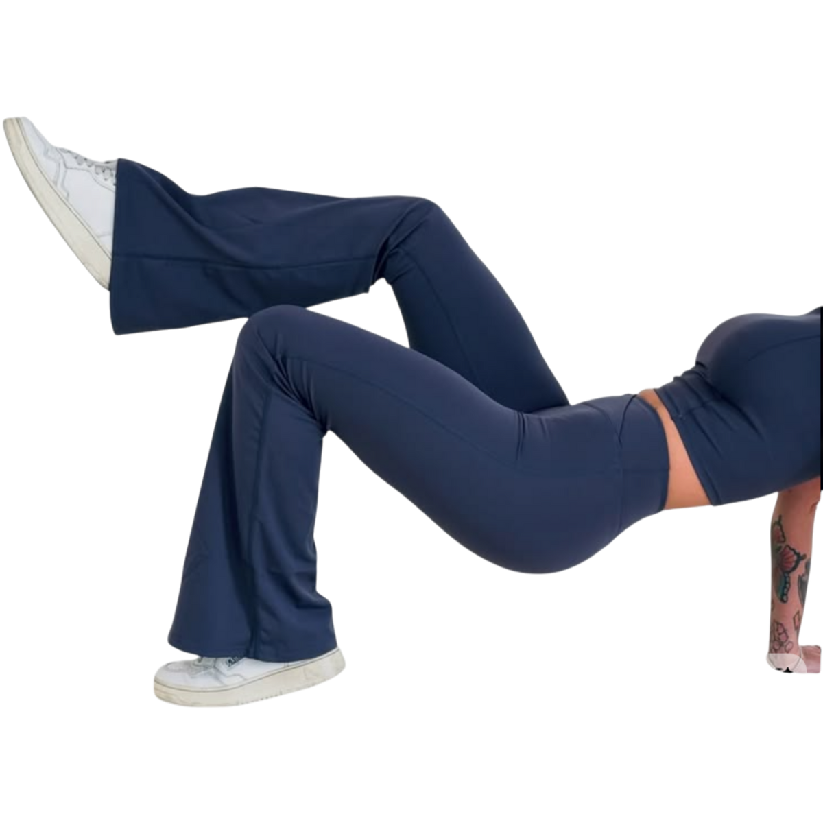 Leggins acampanados de ropa deportiva de Selah Boutique, con diseño amplio y cómodo para ejercicio y estilo casual.