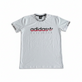 Playera blanca Adidas con letras 3D, estilo esencial, mostrada en la imagen.