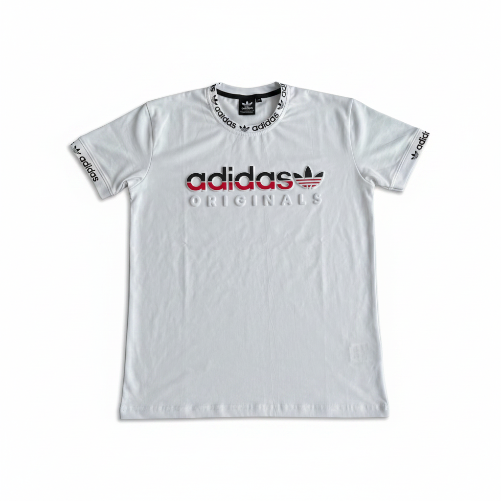 Playera blanca Adidas con letras 3D, estilo esencial, mostrada en la imagen.