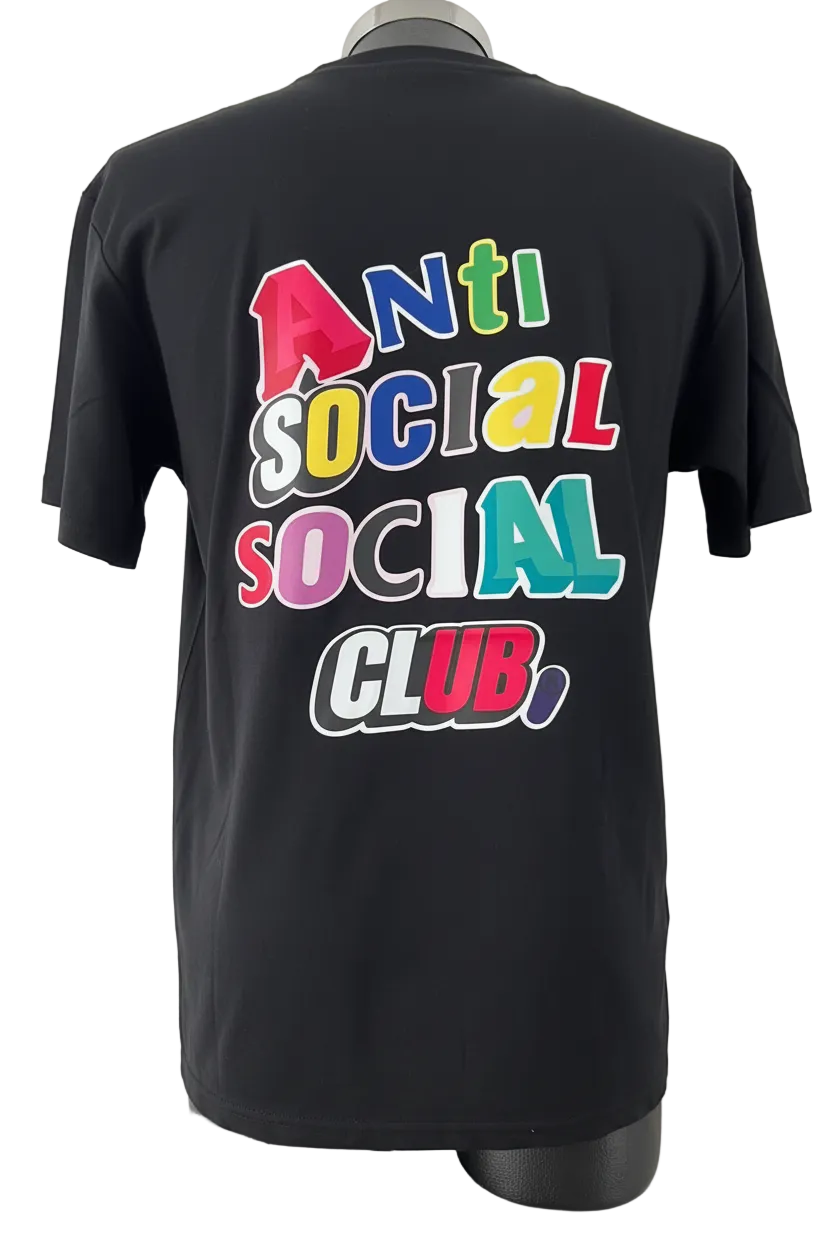 ANTISOCIAL CLUB NEGRA LETRAS DE COLORES ESPALDA XL