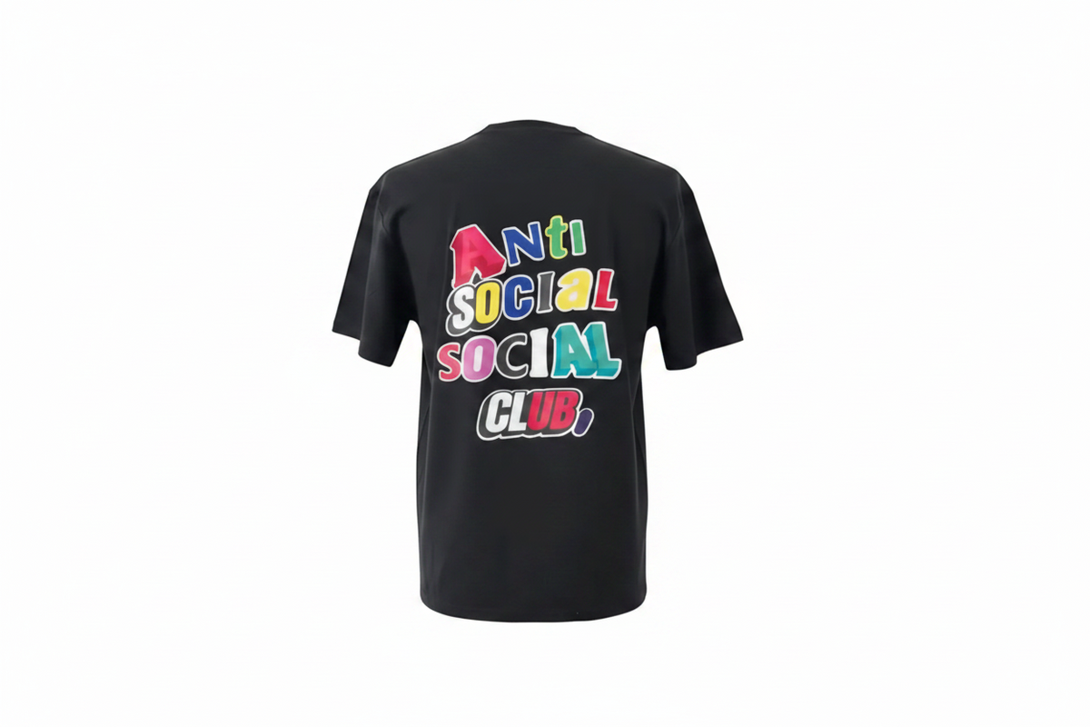 Playera premium Antisocial Club negra con letras de colores, espalda XL, con diseño de letras llamativas, de la marca Selah Boutique.