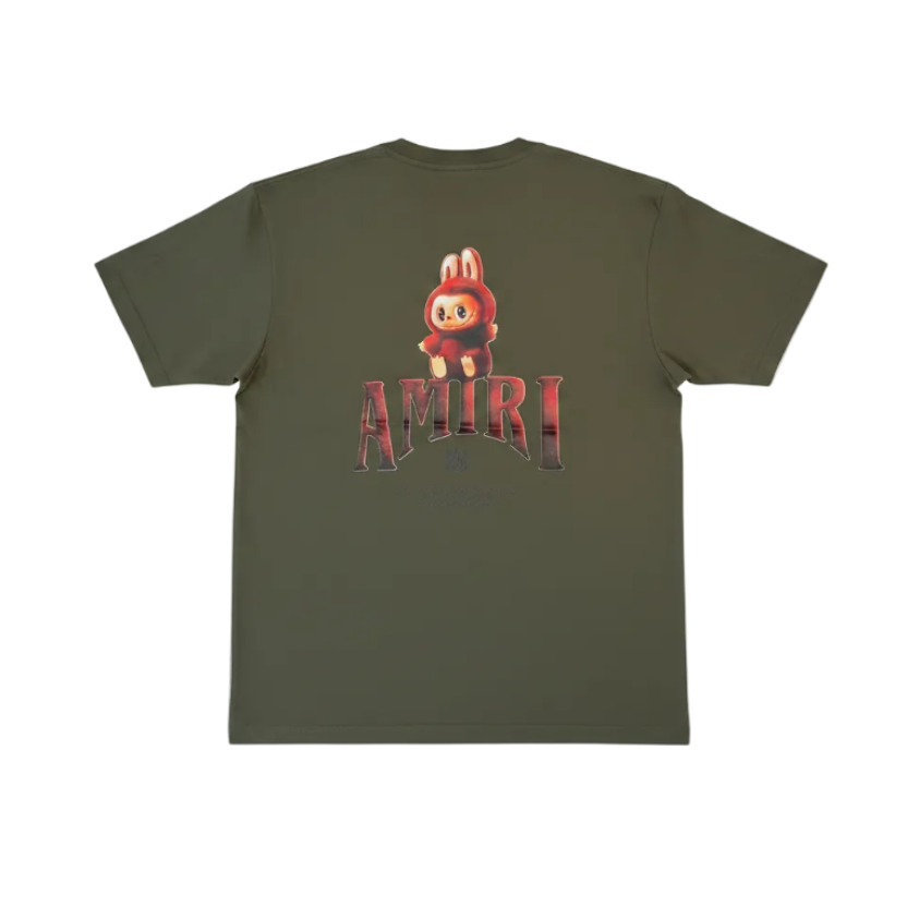 Playera premium AMIRI VERDE G de color verde, diseñada por Selah Boutique, con estilo moderno y detalles en la prenda.