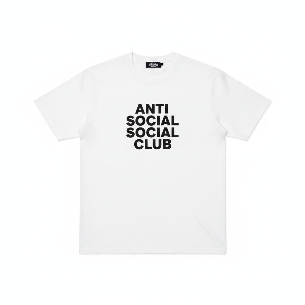 Playera blanca Antisocial Club G de la marca Selah Boutique, diseño de camiseta premium con logo en la parte frontal.