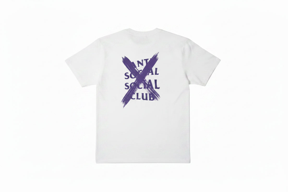 Playera premium blanca Antisocial Club de Selah Boutique, con diseño minimalista y estilo casual para mujer.