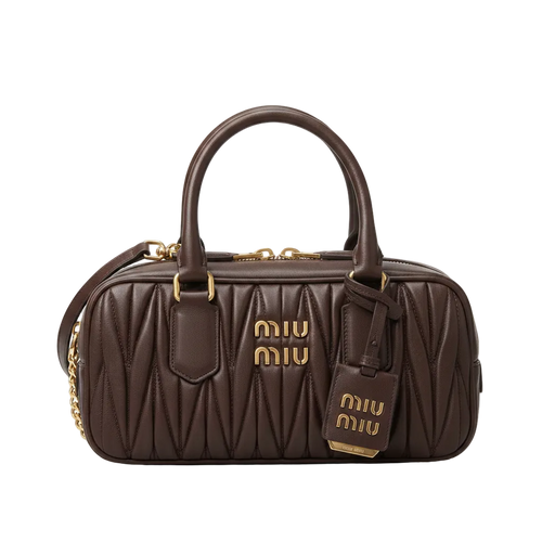 Bolsa de diseñador Miu Miu en color negro con asa superior y diseño elegante, ideal para ocasiones formales.