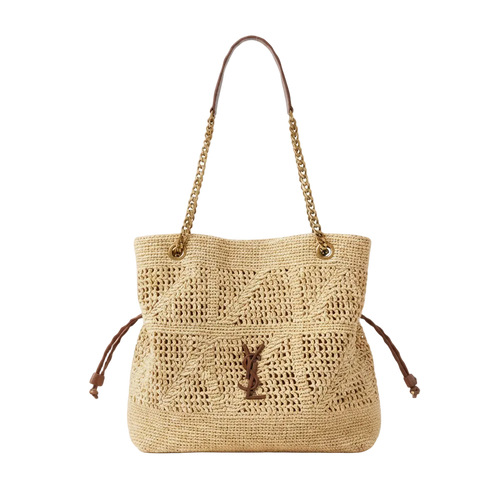 Bolsa Yves Saint Laurent de diseñador, tote de verano en color beige y detalles elegantes, en un fondo neutro.