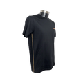 Playera negra Hugo Boss con líneas doradas en los costados, estilo G5, muestra el logotipo pequeño en la parte frontal.