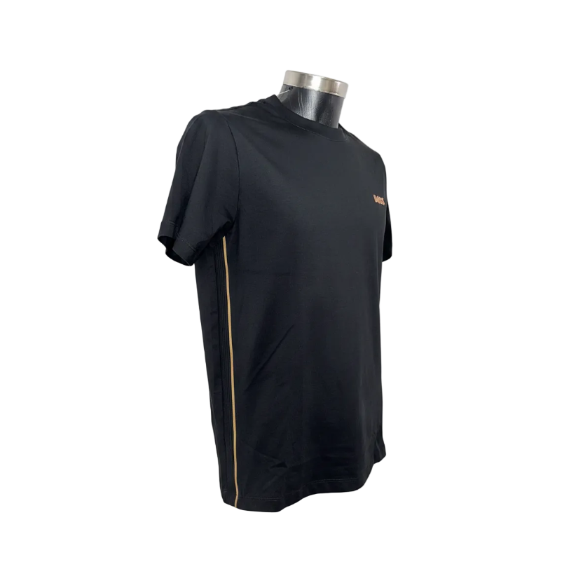 Playera negra Hugo Boss con líneas doradas en los costados, estilo G5, muestra el logotipo pequeño en la parte frontal.