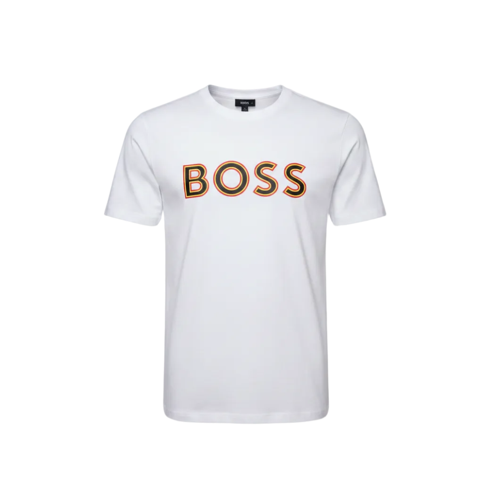 Playera premium BOSS Blanca con letras amarillas, rojas y negras, de la marca Selah Boutique, vista en primer plano.