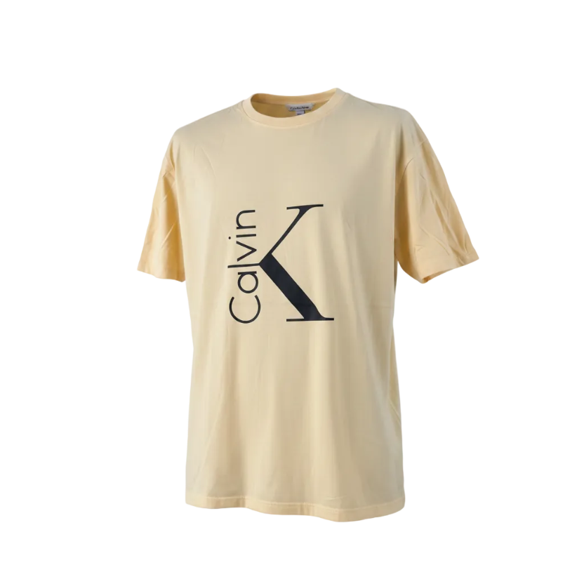 Playera premium CK amarilla en talla XL, de la marca Selah Boutique, con diseño sencillo y cómodo para uso casual.
