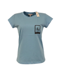 Playera premium CK azul para mujer de Selah Boutique, muestra el diseño y el color en un fondo neutro.