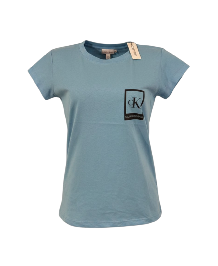 Playera premium CK azul para mujer de Selah Boutique, muestra el diseño y el color en un fondo neutro.