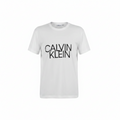 Camisa negra Calvin Klein con letras blancas, estilo playera premium, vista frontal sobre fondo neutro.