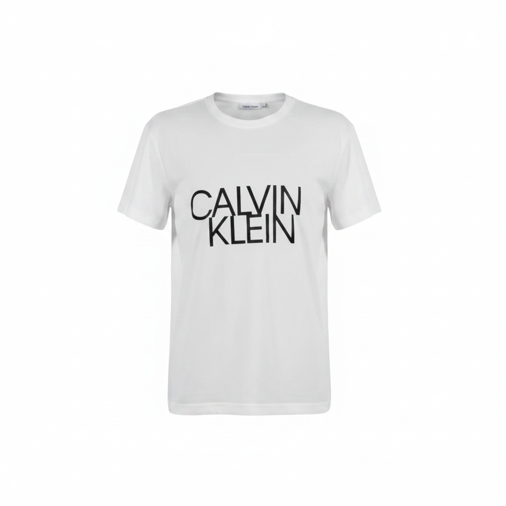 Camisa negra Calvin Klein con letras blancas, estilo playera premium, vista frontal sobre fondo neutro.