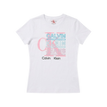 Playera esencial Calvin Klein con letras CK rosas, vista frontal con diseño de logo en la parte delantera.