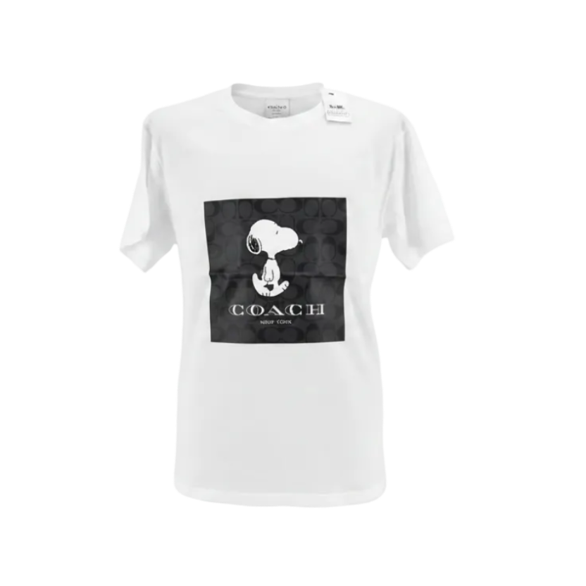 Playera premium Coach Blanca con logo Snoopy XL de Selah Boutique, camiseta casual blanca con diseño de Snoopy en el frente.