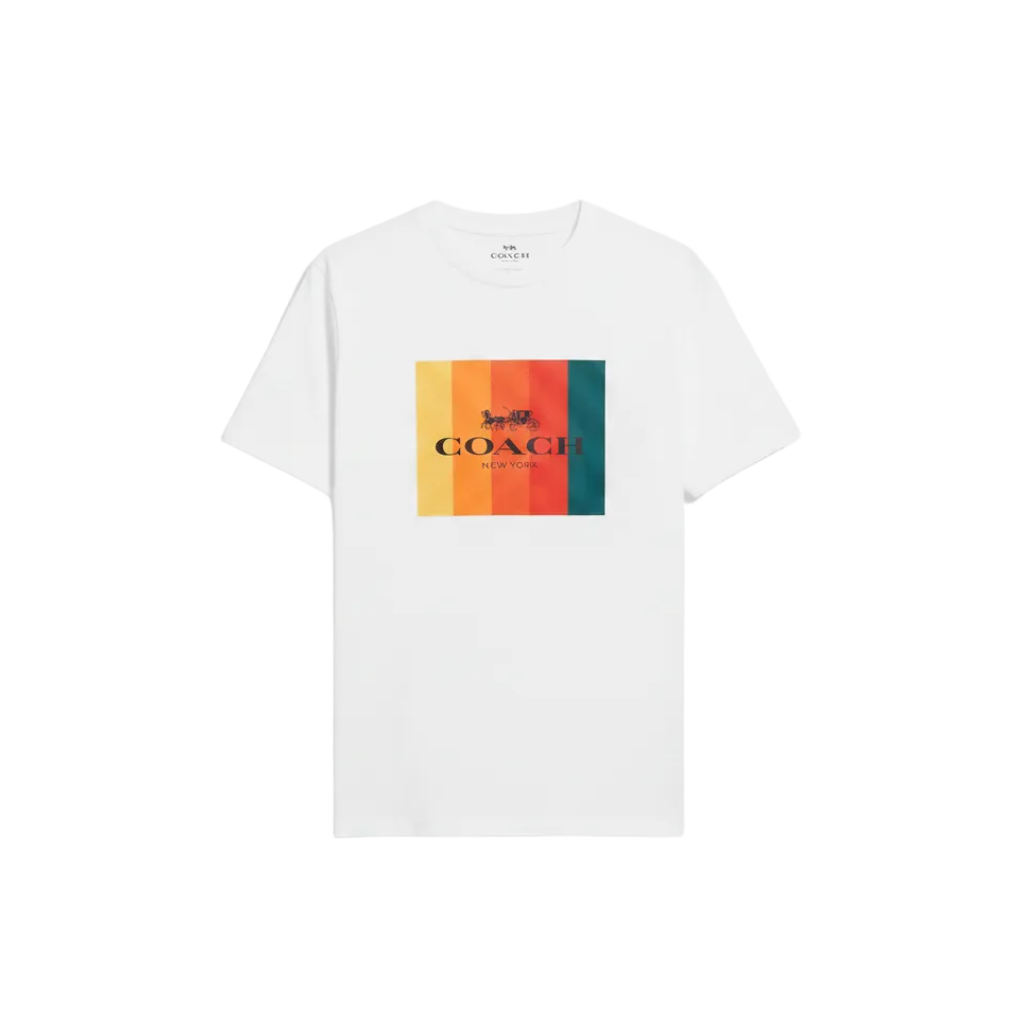 Playera premium Coach Blanca con fondo de colores, diseñada por Selah Boutique, con detalles vibrantes y estilo moderno.