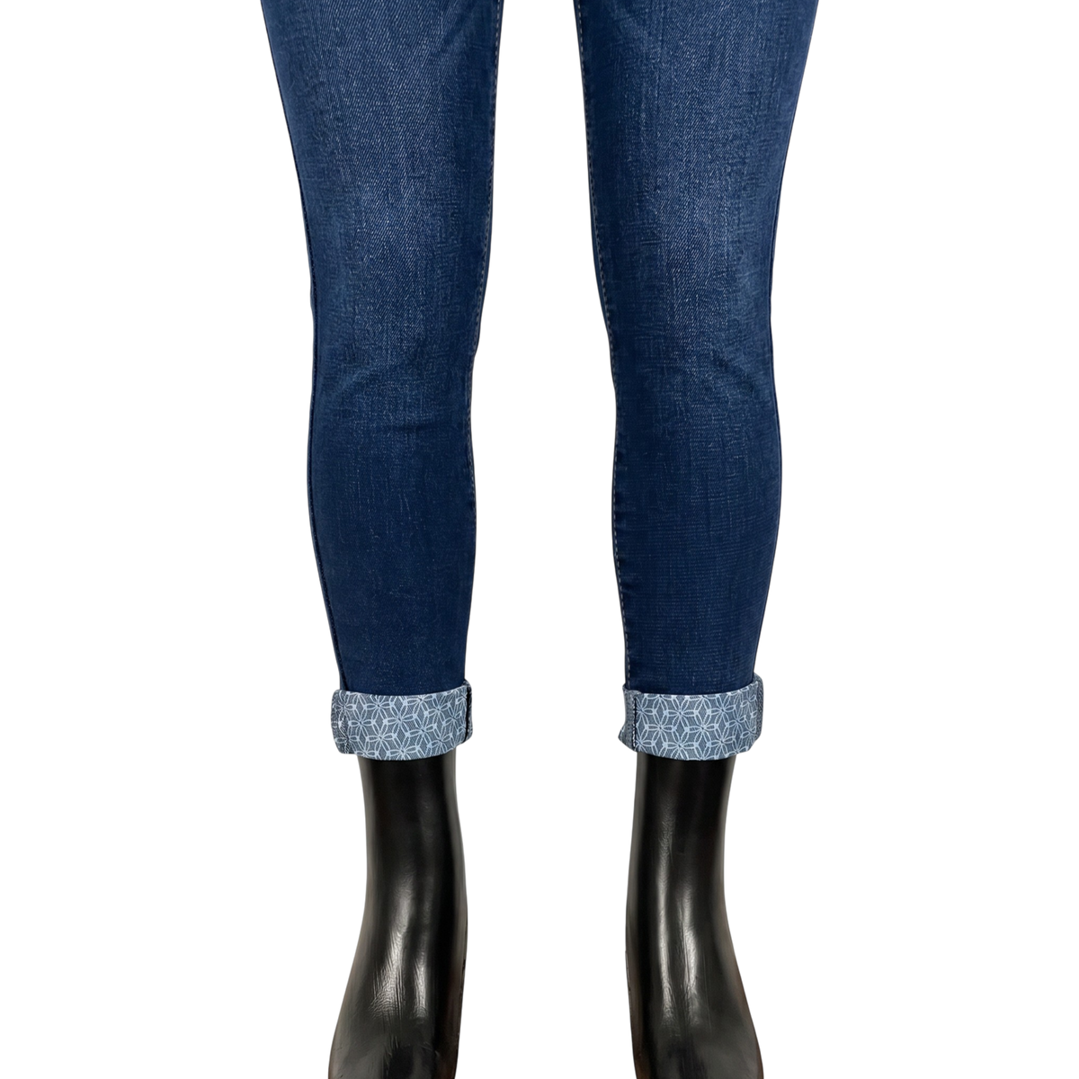 Pantalón entubado azul de mezclilla para mujer con detalle en los tobillos, estilo ajustado y moderno.