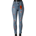 Pantalón entubado de mezclilla azul con detalles de flores bordadas por mujer, estilo moderno y cómodo.