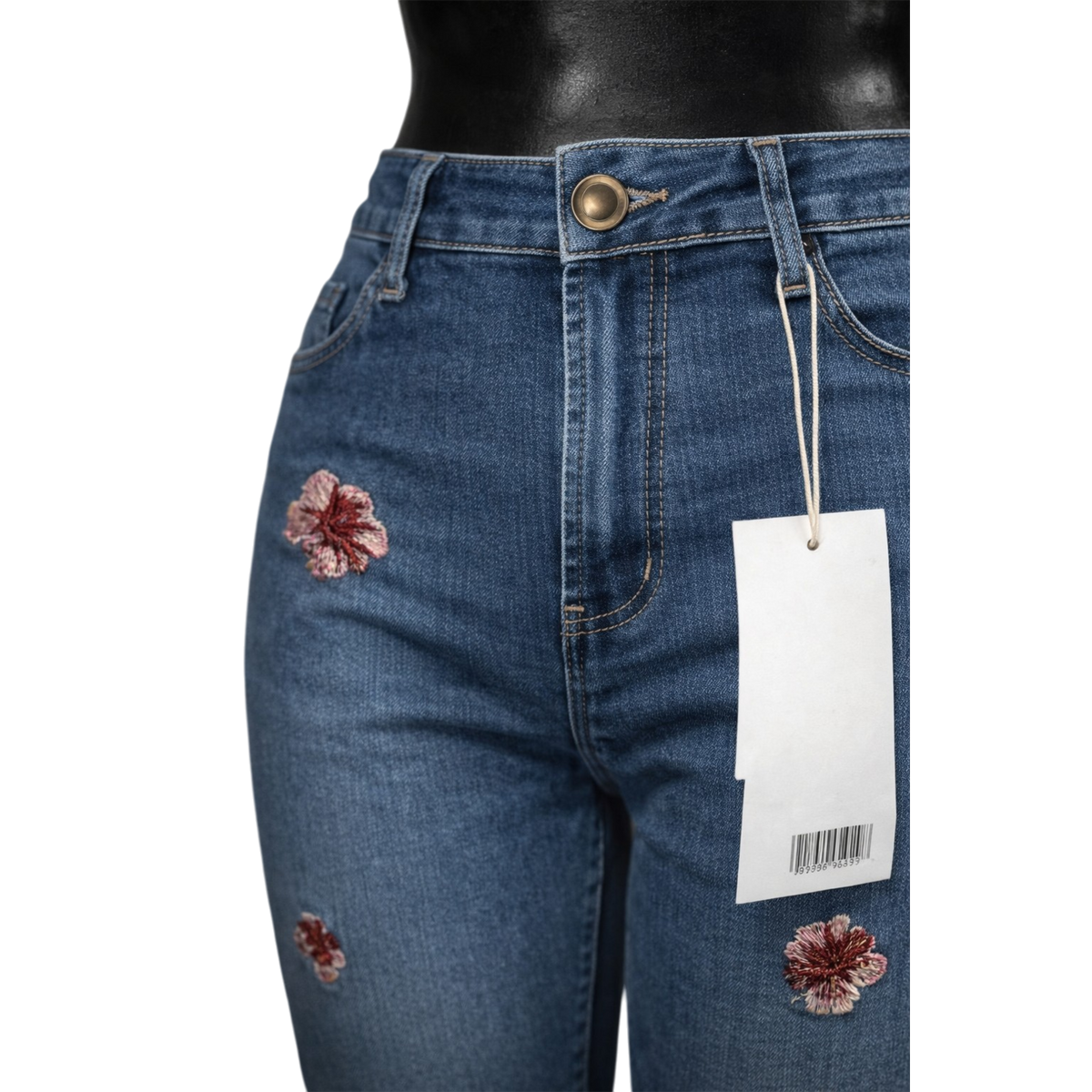 Pantalón entubado azul con estampado de flores de cerezo en tejido de mezclilla para mujer, estilo moderno y cómodo.