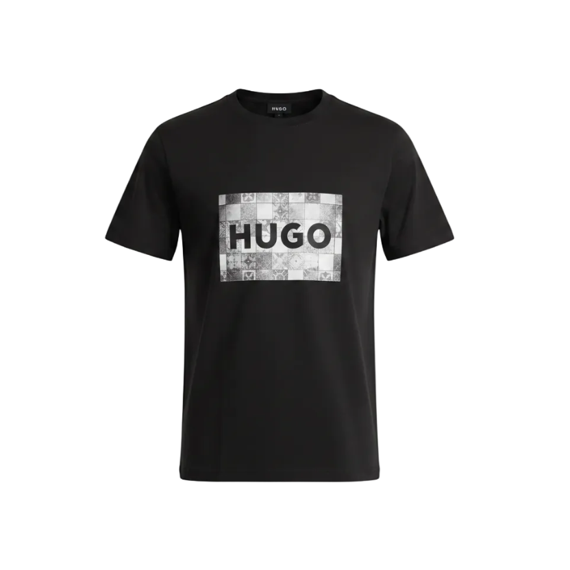 Playera premium HUGO BOSS negra con logo en mosaicos en talla XL, diseño moderno y elegante, vista frontal en la imagen.