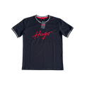 Playera esencial Hugo con letras rojas, camiseta de moda de la marca Selah Boutique, vista frontal en color claro.