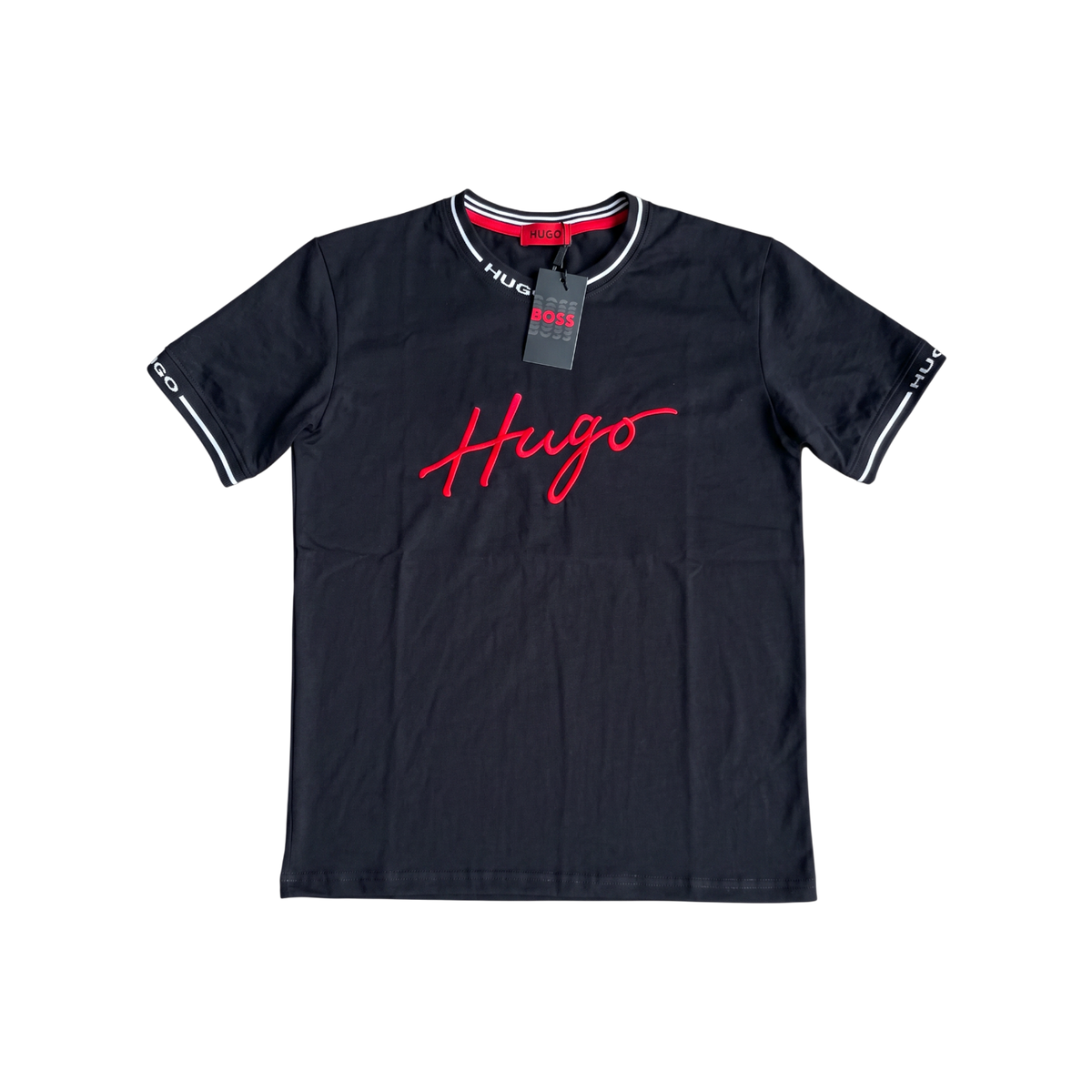 Playera esencial Hugo con letras rojas, camiseta de moda de la marca Selah Boutique, vista frontal en color claro.