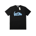 Playera premium Lacoste negra con logo azul en el centro, tamaño XL, tela suave y ajuste cómodo.