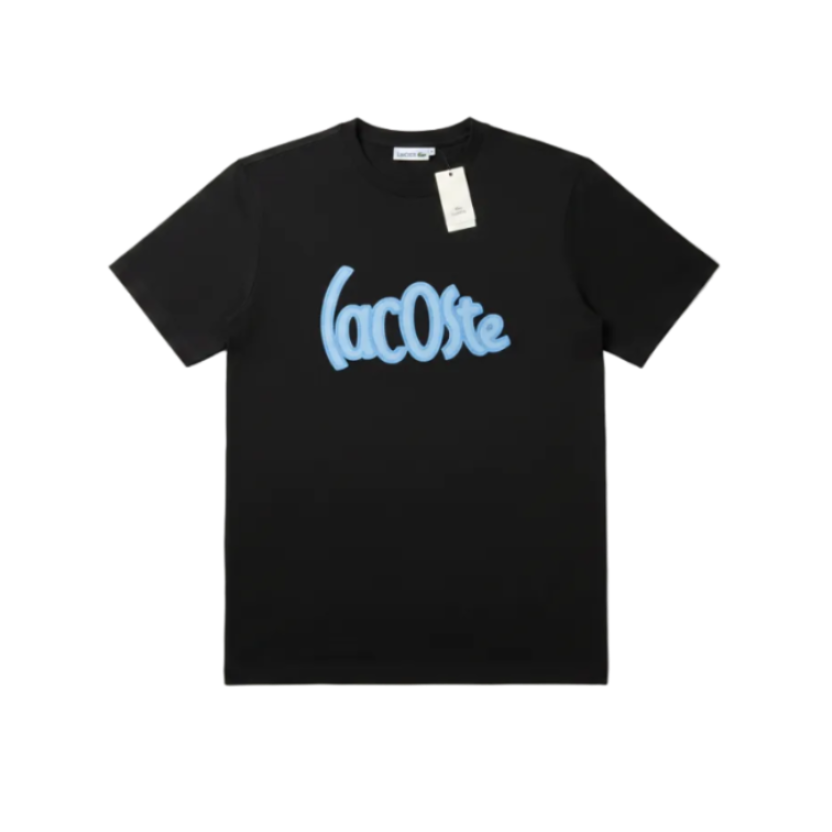 Playera premium Lacoste negra con logo azul en el centro, tamaño XL, tela suave y ajuste cómodo.
