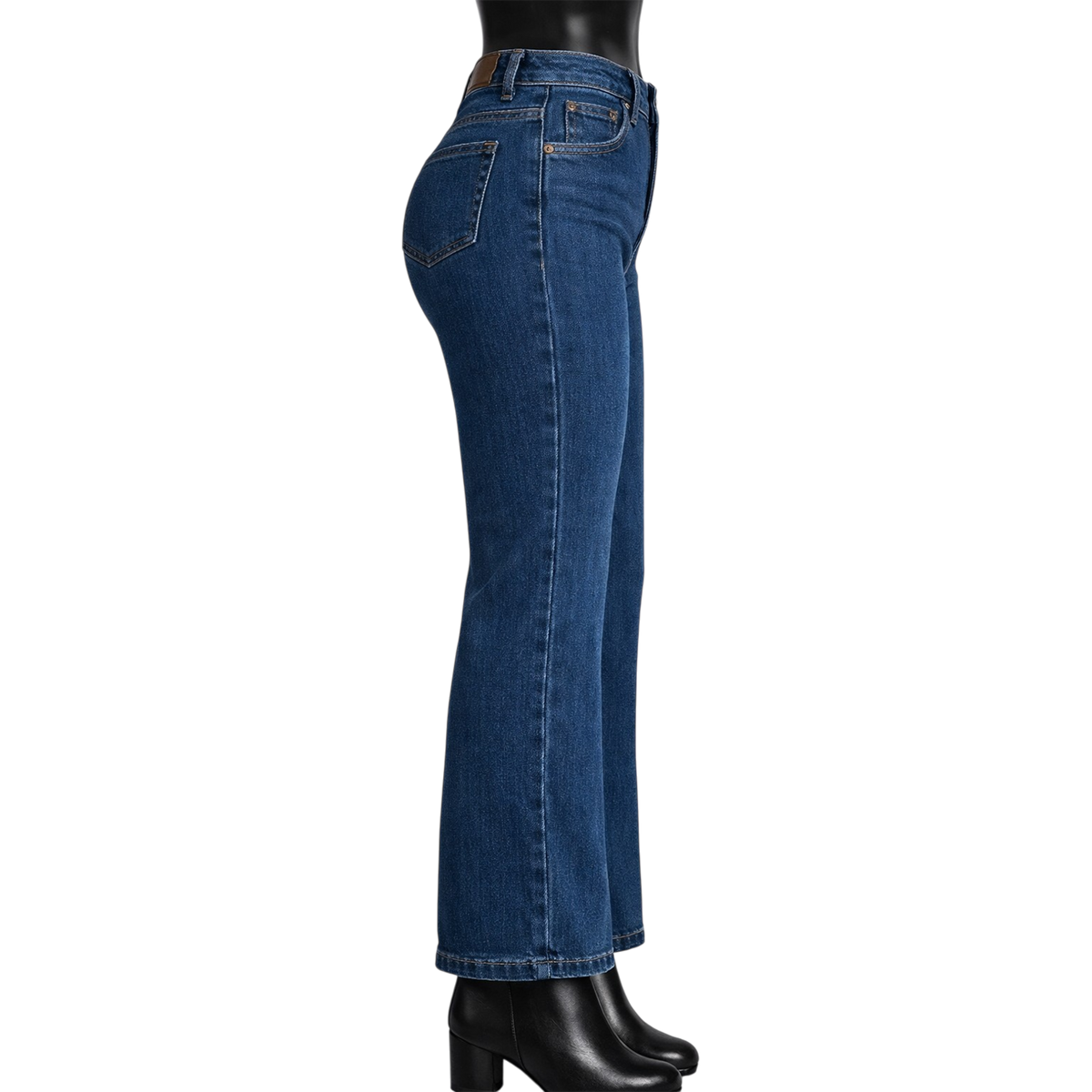 Pantalón entubado mom jeans con moño de mezclilla para mujer, vista lateral, estilo casual y moderno.