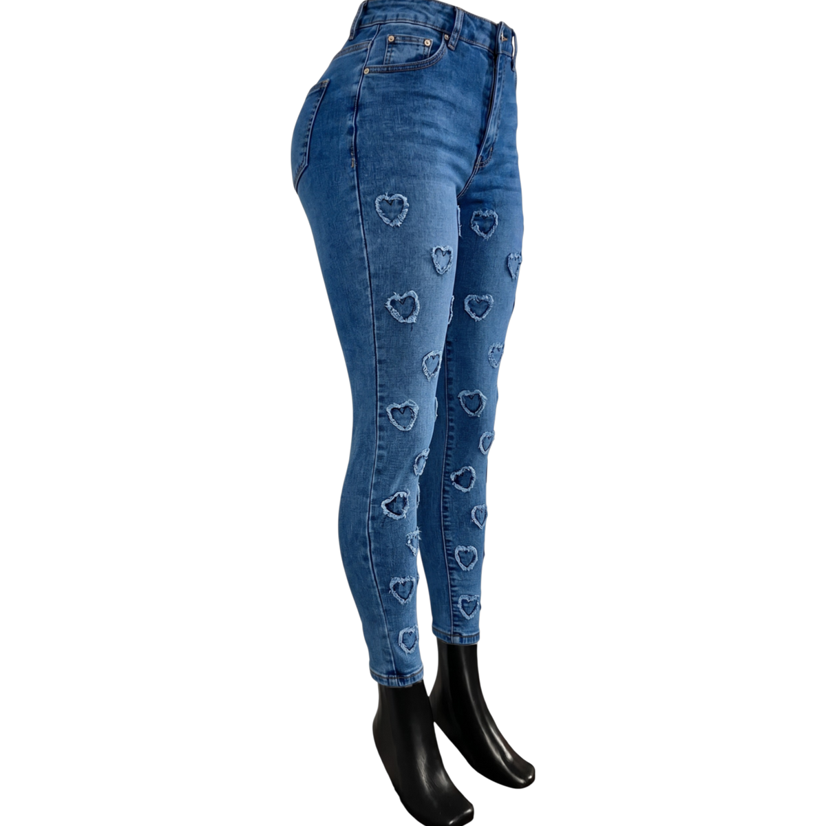 Pantalón entubado azul con corazones de mezclilla para mujer, diseño ajustado y estilo moderno.