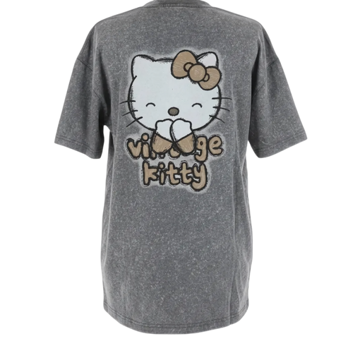 Blusa gris de Hello Kity con mangas leopardo, conjunto de playera cartoon de la marca My Store 2, vista trasera.