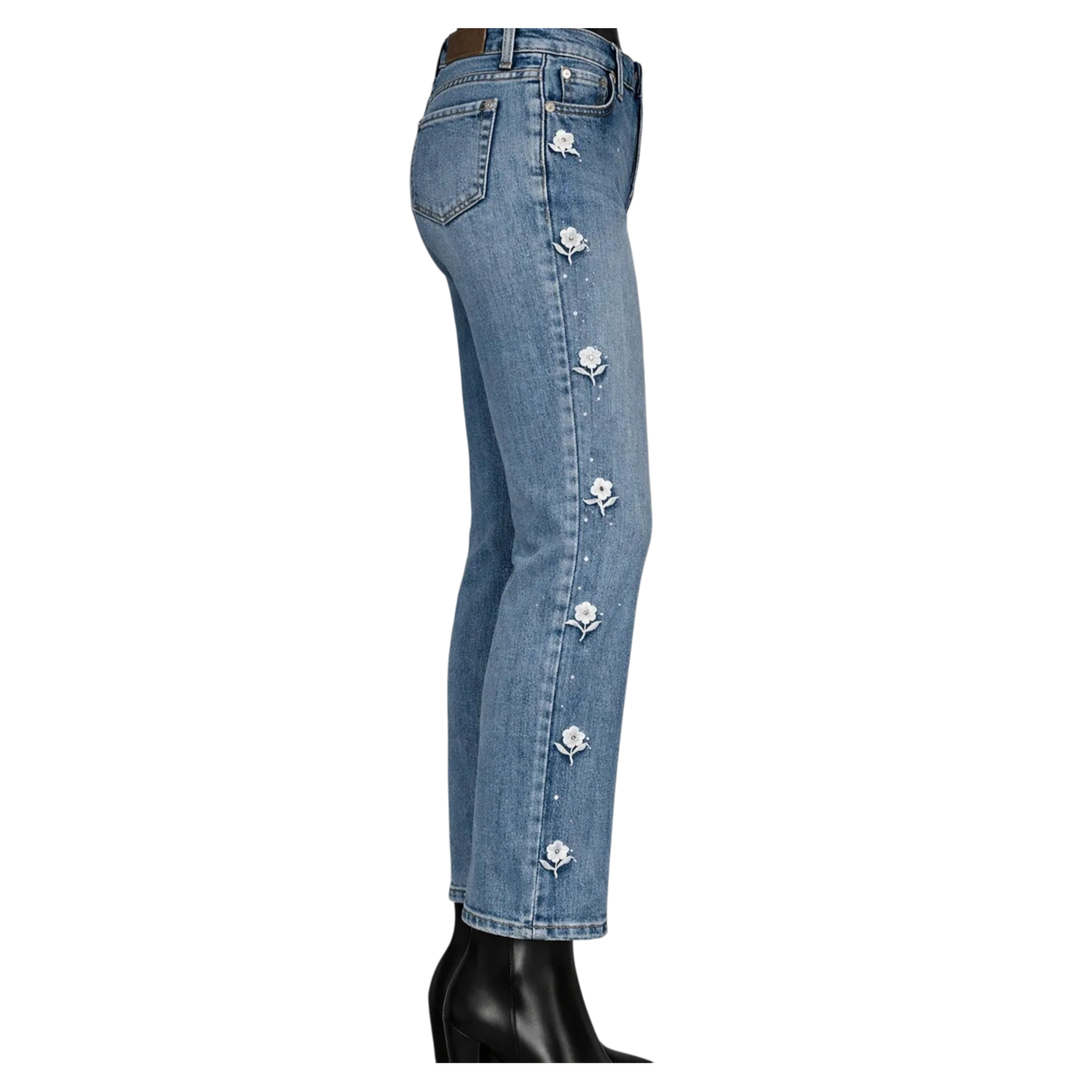Pantalón holgado de mezclilla para mujer con estampado de flores tejidas y detalles de brillos, estilo casual y cómodo.