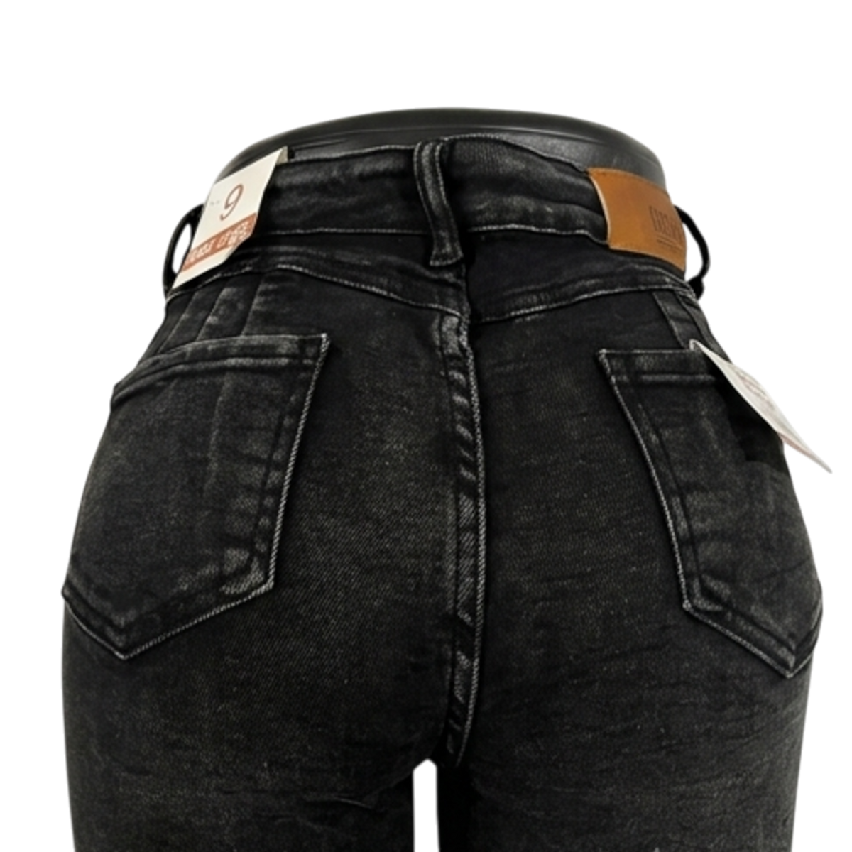 Pantalón entubado negro desgastado para mujer de mezclilla, vista trasera, estilo ajustado y moderno.