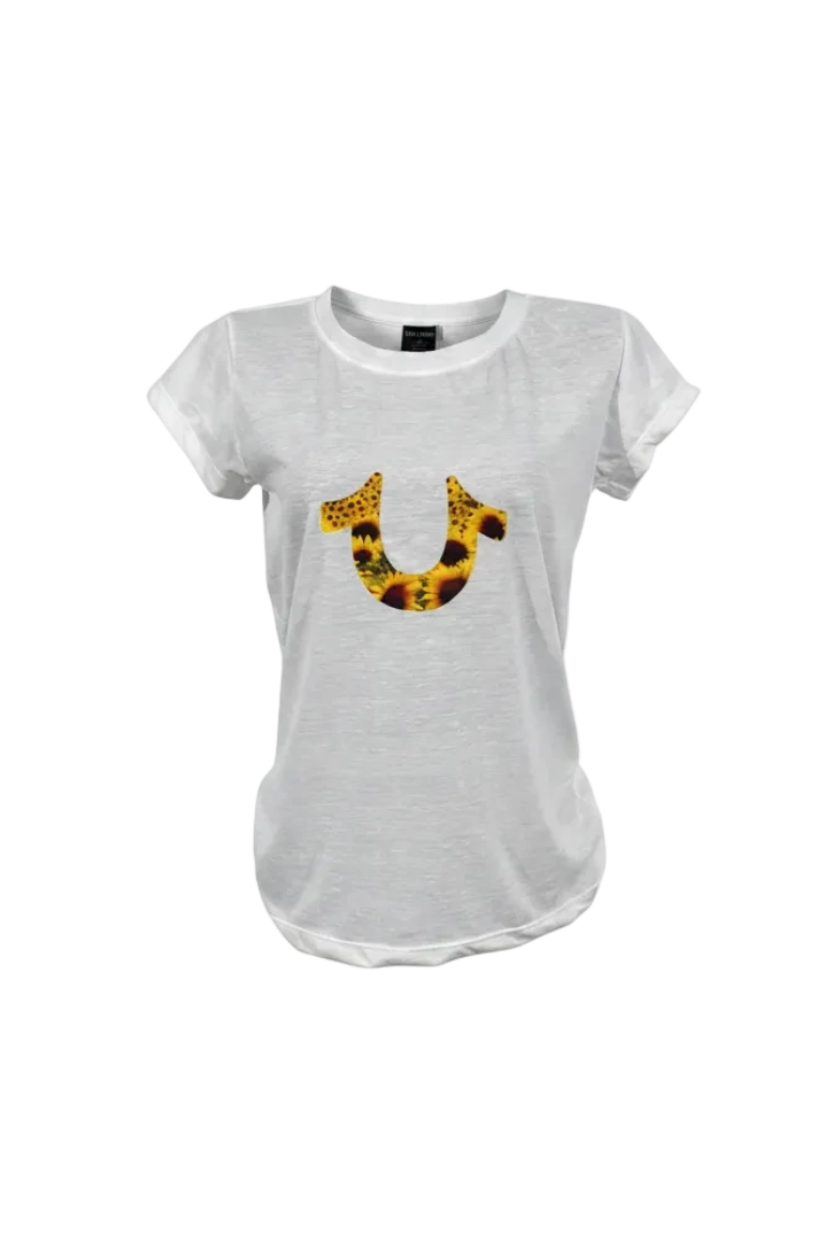 Playera blanca Selah Boutique con logo de True Religion estampado con diseño de girasoles para mujer