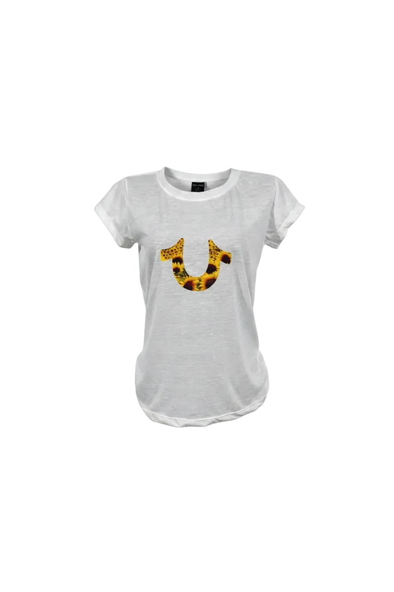 Playera blanca Selah Boutique con logo de True Religion estampado con diseño de girasoles para mujer